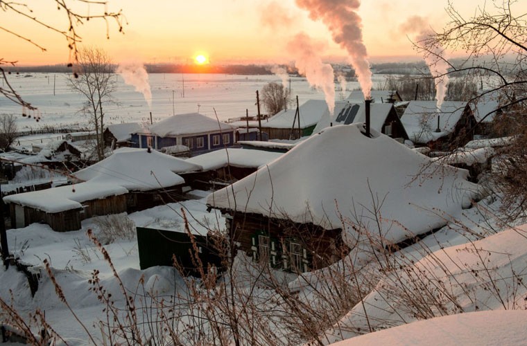 Sputnik mới đây giới thiệu bộ ảnh  mùa đông băng giá ở Siberia, giữa lúc hàng loạt nước Châu Á đang gồng mình chống trả đợt rét kỷ lục hiện nay. trong ảnh: Bình minh ở một ngôi làng Tara, tỉnh Omsk.